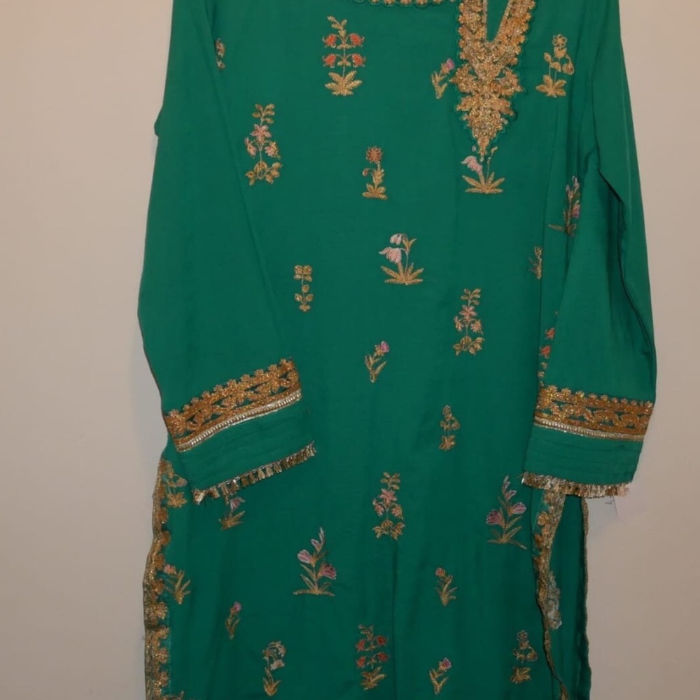khaadi 3 piece green embroidered suit. 2023 collection